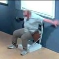 Snimljen trenutak kada turista seda i lomi kristalnu "Van Gog" stolicu u muzeju u Veroni (video)