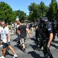 Urnebesan snimak kako policajci u Zemunu pokušavaju da spreče građane da urade ono što su u Kragujevcu