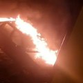 Drama na Bežanijskoj kosi: Izgorela dva automobila na parkingu, sumnja se da je jedan od njih namerno zapaljen