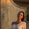Šlic do kuka, grudi se ocrtavaju kroz haljinu: Nikolina Pišek (52) bez brushaltera u Italiji: "Obara s' nogu"