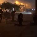 Policajci se guše od sopstvenog suzavca (video)