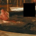 Bil Klinton sa nepoznatim ženama u bazenu: Objavljene nove fotografije iz Epstajnovih dokumenata (foto)