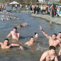 Čin vere i zajedništva: I u Kraljevu održano Bogojavljensko plivanje za krst časni (foto)
