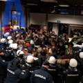 Planirali da ponovo blokiraju fakultet, pa sve do jednog policija izbacila napolje: Buran dan u Novom Sadu