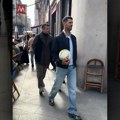 Novak Đoković uživa u Milanu Teniser u farmerkama i jakni opušteno šeta gradom, u ruci nosi fudbalsku loptu (video)