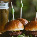 Spolja hrskave i rumene, iznutra mekane k'o duša! Sočne pileće pljeskavice – idealan recept za laganu večeru! Začas gotove…