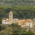 Malo hrvatsko ostrvo ima vekovima staru strategiju za borbu protiv letnjih vrućina bez klime koja se sad traži u celoj Evropi