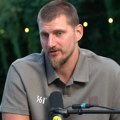 "Bio sam juče u Molu, znaju li ljudi gde je to?": Jokić okretao prase u Srbiji, bez kuma šumara ne bi uspeo