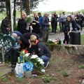 Održan pomen ubijenima U masakru kod Mladenovca: Svi plakali za prerano ugašenim životima, šest sveštenika na opelu
