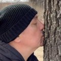 Kebin urnebesni snimak zakucao društvene mreže: Ljubi drvo i spaja se s prirodom: "Brate, brineš me! Zar je dotle došlo?!"