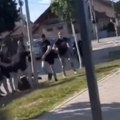 VIDEO Brutalna tuča „grobara“ i „firmaša“ u Novom Sadu, jedan leži na zemlji, drugi ga udaraju