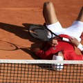 Skandal u Rimu! Novak pogođen flašom u glavu – žali se na glavobolju, otkazao konferenciju /video/