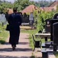 Zbog ovog pravoslavnog sveštenika ljudi se krste i levom i desnom: Testirao električni trotinet na groblju, komentari samo…
