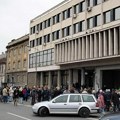 Protest garađana ispred Skupštine grada Novog Sada, odbornici odlučuju o smeni gradonačelnika