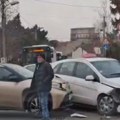 Haos na Voždovcu: Auto se "zakucao" u taksi vozilo, saobraćaj stoji, jedna linija GSP ne saobraća