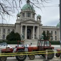 Kordon traktora okružio kamp u Pionirskom parku: Prisutan i veliki broj policajaca