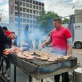 Niš preplavljen redarima, policijom i muškarcima u crnom: Dele se besplatne pljeskavice i čekaju se Aca Lukas, a onda i…