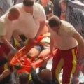 Albanac dobio žestoke batine, na nosilima hitno prebačen u bolnicu... Nije mogao da stoji na nogama, pogledajte snimak koji…