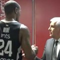 Željko Obradović presreo svog igrača posle bitne pobede, pružio mu ruku, ponovio dve reči i otišao