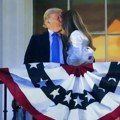 "Sigurno je povraćala nakon toga": Donald Tramp poljubio lepu Melaniju, a o njenom izrazu lica ne prestaju da bruje (foto)