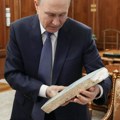 Putin dobio na poklon sliku sa fragmentima PVO rakete i natpisom: "Belgorod se ne predaje" /video/