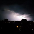 Jako nevreme stiže u toku noći: Spremite se za oluje, grad i grmljavinu, RHMZ upozorio na opasne udare vetra: Evo kada je…