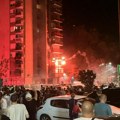 Figaro: Mirni protesti u Srbiji postali opasni jer su vlasti angažovale maskirane batinaše