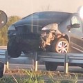 Automobil nasađen na zaštitnu ogradu, delovi razbacani po njivi: Nesvakidašnji udes kod Požarevca (Foto)