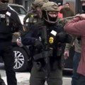 Haos na ulicama čikaga: Pucano na federalne agente, građani napali vozila, a napadač u bekstvu (video)
