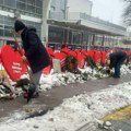 VIDEO: Građani očistili sneg sa komemorativnog mesta ispred Železničke stanice