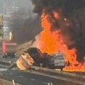 (Video) Stravična nesreća na auto-putu, odjeknula eksplozija! Gust dim prekrio nebo: Sudarili se kombi i cisterna, obustavljen…