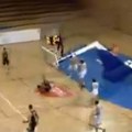 Užas u Hrvatskoj! Košarkaš Splita zakucao, konstrukcija mu pala na glavu! (video)
