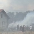 Zbog jakog vetra vatra zahvatila i kuću. Veliki požar u Nišu, vatrogasci se bore sa stihijom (video)