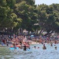 Peškir do peškira, ležaljka do ležaljke: Ovako izgleda kada hiljade turista stignu na isto mesto - plaža u Makarskoj prepuna…