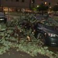 (Video) Vetar čupao drveće, voda poplavila kuće, letele šahte: Jako nevreme pogodilo srpski komšiluk: Građani bez struje…