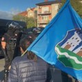 Portal: Napad pristalica SNS-a na građane u Veterniku, policija razdvajala dve grupe