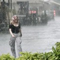Počeo pljusak u Beogradu: Kiša se već sručila u nekim delovima grada, RHMZ upozorio na nevreme sa grmljavinom (foto/video)