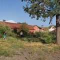U Velikom Trnjanu meštani čistili dvorište stare škole