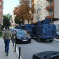 Prve fotografije i snimci upada kosovske policije u KBC u Mitrovici: Razbijena stakla, oklopna vozila pored vrtića, građani…