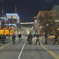 Francuski Mond: Policija suzavcem rasteruje proteste zbog izbornih nepravilnosti u Beogradu