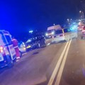 Stravična nesreća u Užicu Nakon sudara dva automobila, jedno vozilo pokosilo pešaka