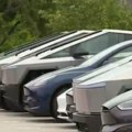 VIDEO: Tesla u SAD-u neprodate automobile čuva na parkingu napuštenog tržnog centra