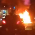 Užas kod odžaka: Muškarac pokušao da se zapali u automobilu: Zapalio plinsku bocu, vozilo progutala buktinja (video)