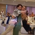 Da pukneš od smeha: Hit snimak kruži mrežama: Devojka uzela u naručje Stanoja iz montevidea da bi mogli da plešu- oboje su…