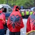 Nesvakidašnja provokacija albanskih navijača: Italijan kleči na zemlji sa suzama u očima - Albanac bez milosti skrnavi ovo!