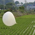 Nastavlja se „rat smećem“: U Južnu Koreju s neba palo još 350 balona sa đubretom