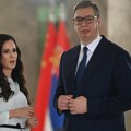 Božić je dan za porodicu, Vukan Vučić u maminom i tatinom zagrljaju FOTO