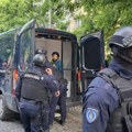 Incidenti ispred suda u Novom Sadu: Policija upotrebila biber sprej, priveden fotoreporter (VIDEO)