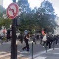 Dečica beže od gasa! Francuska policija upotrebila suzavac ispred vrtića! (video)