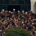 Reka ljudi nosi halidov sanduk Bolne scene na groblju, sahrani prisustvuje više od 50.000 ljudi (Foto)